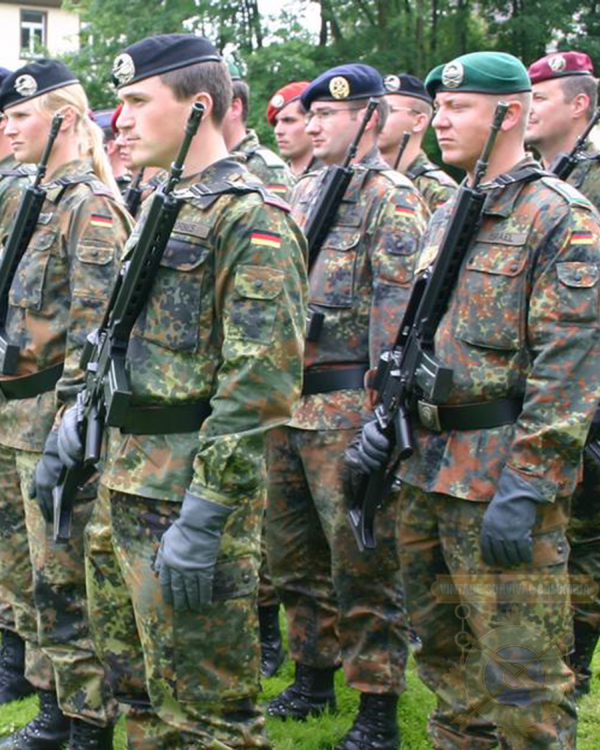 Boina militar alemana con emblema