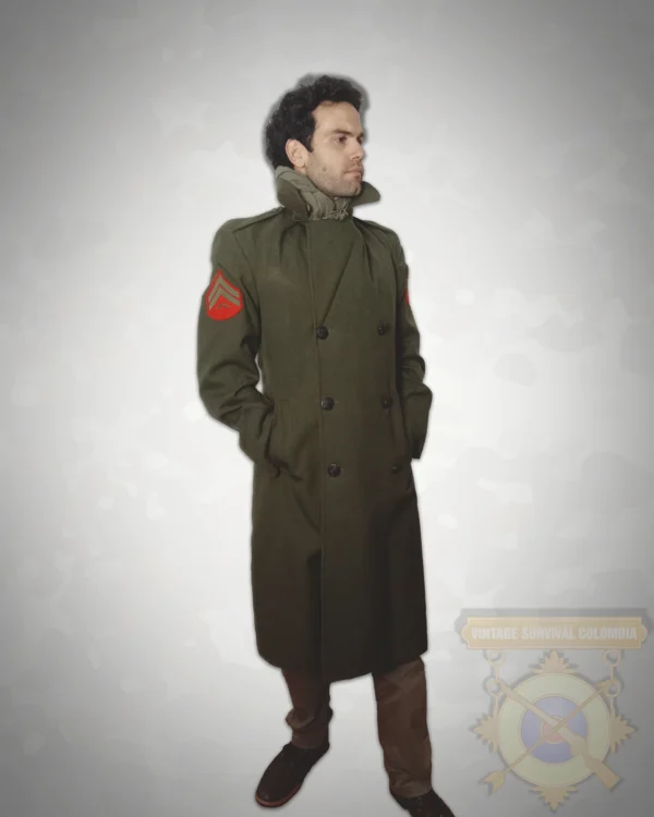 Abrigo militar americano de gabardina de lana de sarga rango de cabo de los US Marines 1979