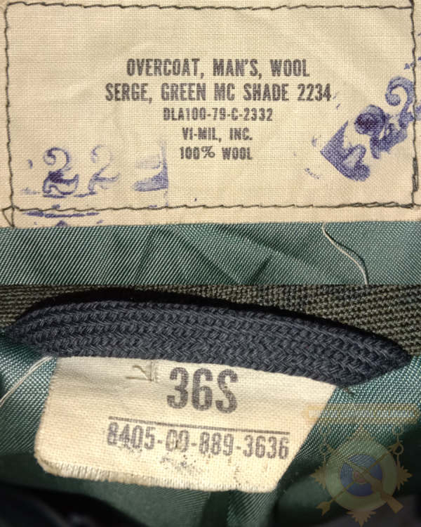 Abrigo militar americano de gabardina de lana de sarga rango de cabo de los US Marines 1979