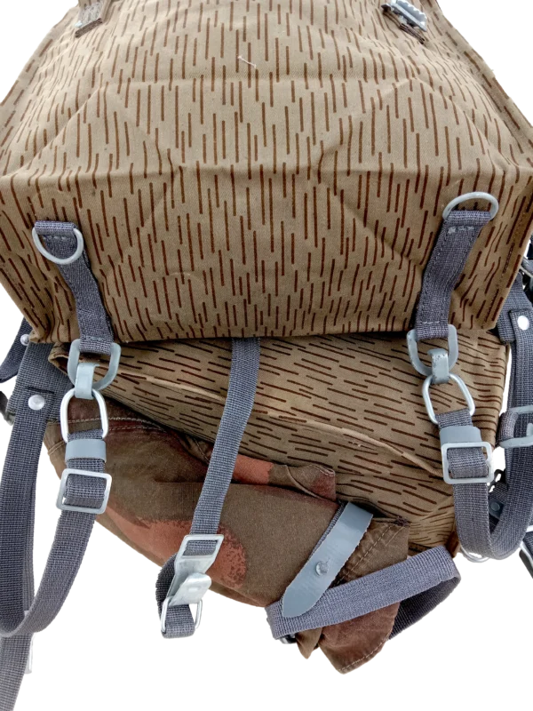 16 Morral de asalto de camuflaje Strichtarn de la Alemania Oriental