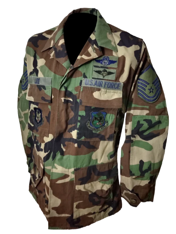 3 Chaqueta guerrera americana de camuflaje M81 woodland de la 94th Airlift Wing