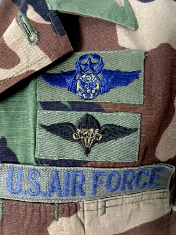 4 Chaqueta guerrera americana de camuflaje M81 woodland de la 94th Airlift Wing