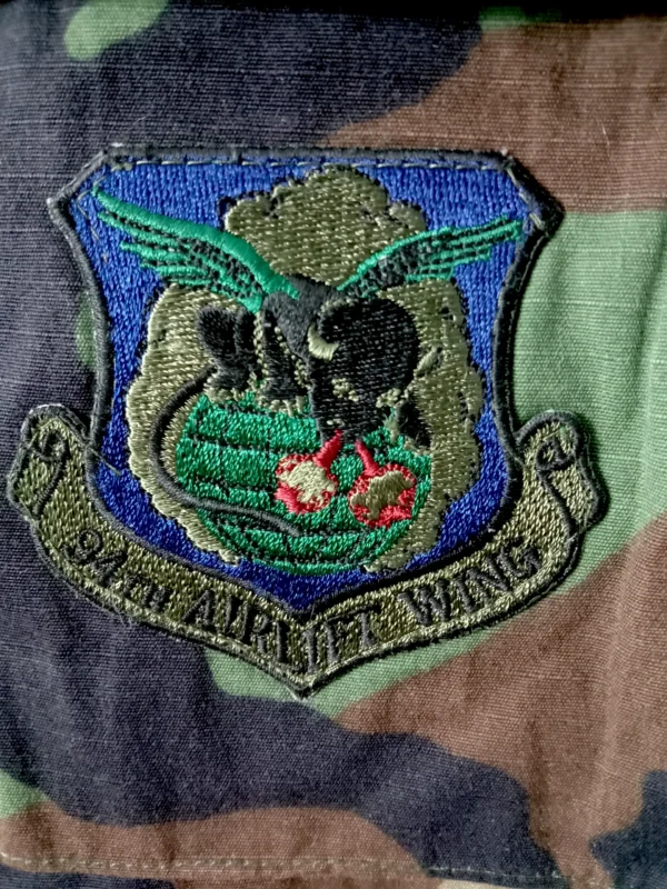 5 Chaqueta guerrera americana de camuflaje M81 woodland de la 94th Airlift Wing