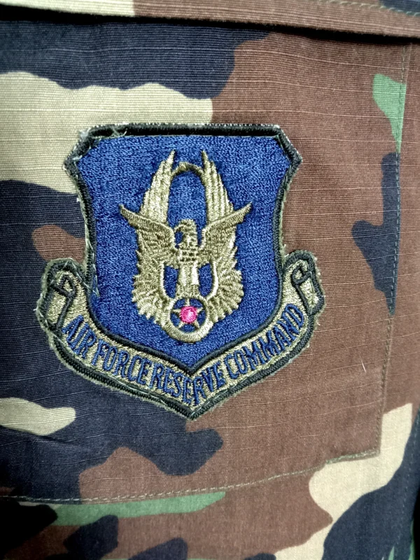 6 Chaqueta guerrera americana de camuflaje M81 woodland de la 94th Airlift Wing