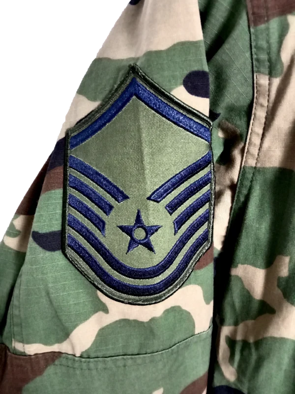 7 Chaqueta guerrera americana de camuflaje M81 woodland de la 94th Airlift Wing