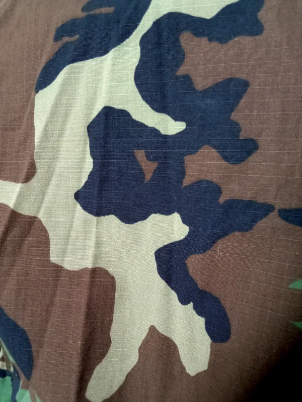 9 Chaqueta guerrera americana de camuflaje M81 woodland de la 94th Airlift Wing