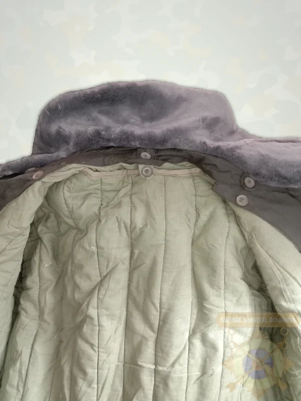 11 Parka rumana con cuello afelpado y aislante térmico removible