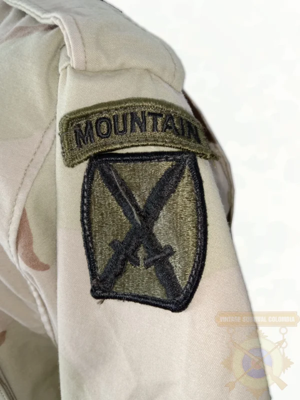 Chaqueta M-65 de camuflaje tricolor desértico de la Décima División de Infantería de Montaña.